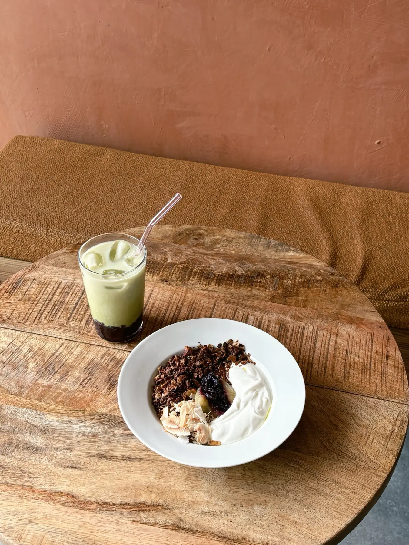 En matcha latte bliver hældt op