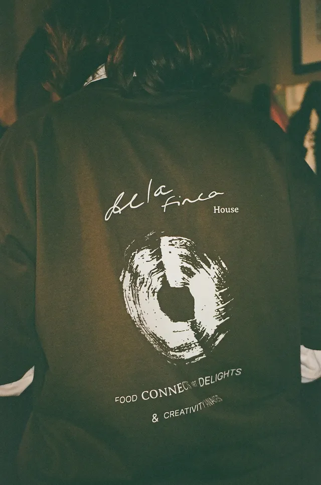 The de la finca t-shirt worn in the kitchen
